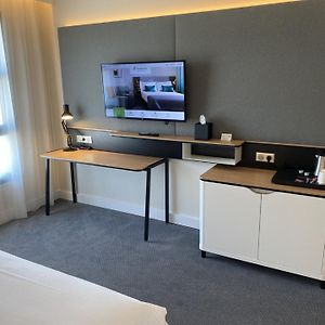 Standard Queen Room Disability Access